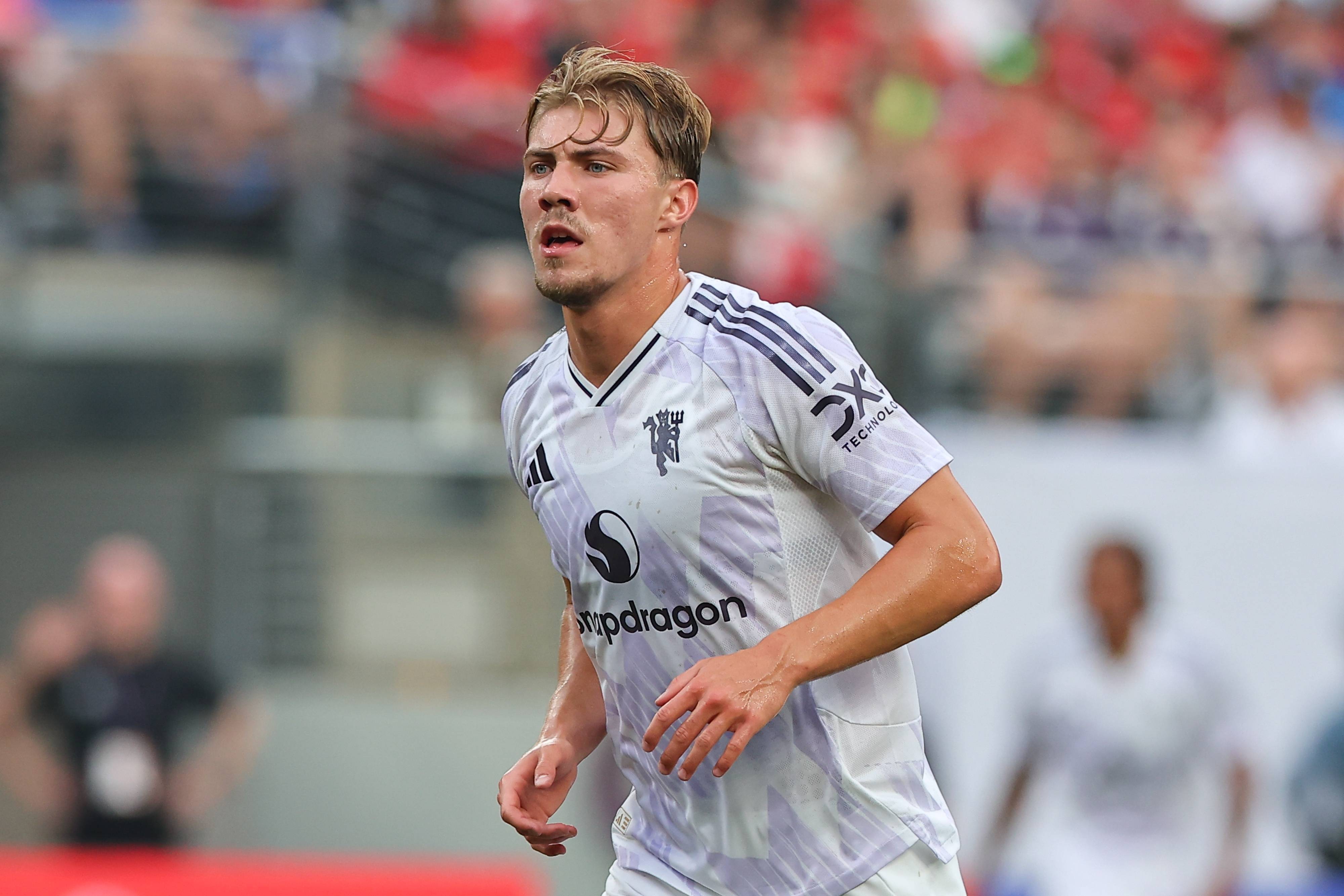 记者:米兰通过中间人与曼联接触,但尚未与霍伊伦的团队谈判合同